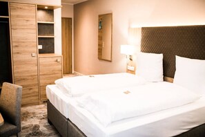 Habitación individual Confort, para no fumadores, vista al río | Escritorio, espacio para trabajar con laptop y wifi gratis 