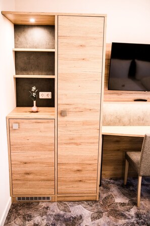 Habitación individual Confort, para no fumadores, vista al río | Escritorio, espacio para trabajar con laptop y wifi gratis