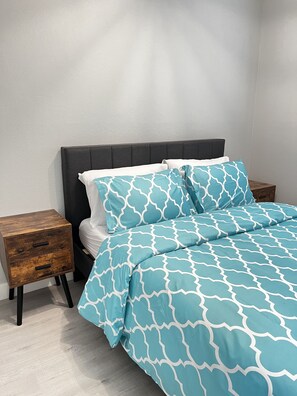 4 bedrooms, desk, iron/ironing board, free WiFi - Vegas Oasis with Private Hot Tub and Pool - Near the Strip (Las Vegas)