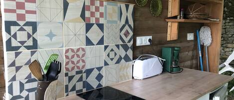 Stovetop, coffee/tea maker, electric kettle, toaster