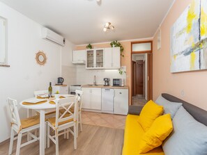 Apartment (Two Bedroom House with Terrace) | Dining room - Holiday Home Snajdar (Klana)