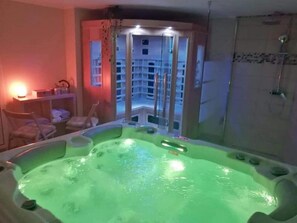 Apartment (Two Bedroom House with Terrace) | Private spa tub - Holiday Home Snajdar (Klana)