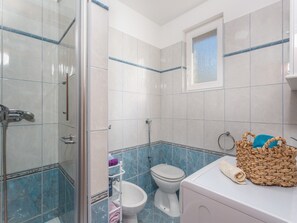 Apartment (Two Bedroom House with Terrace) | Bathroom | Shower, towels - Holiday Home Snajdar (Klana)