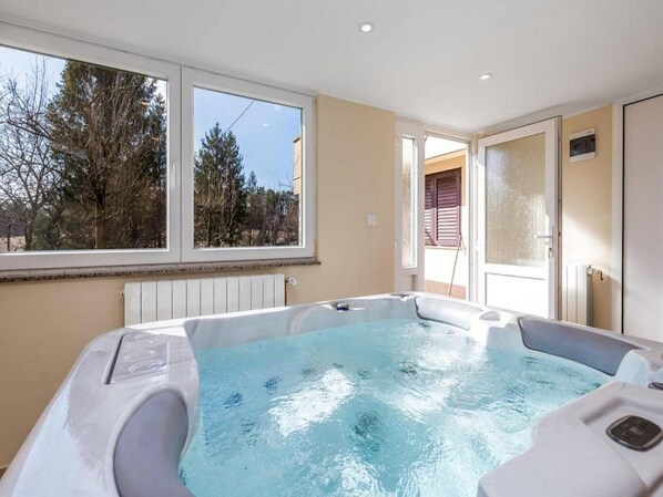 Apartment (Two Bedroom House with Terrace) | Private spa tub - Holiday Home Snajdar (Klana)