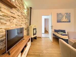 아파트 (Two Bedroom Apartment with Terrace) | 거실 | TV