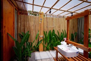 Seaview VIP Beach Hut | Bathroom - Hola Beach-Beach Club & Eco Glamping Resort (Ham Thuan Nam)