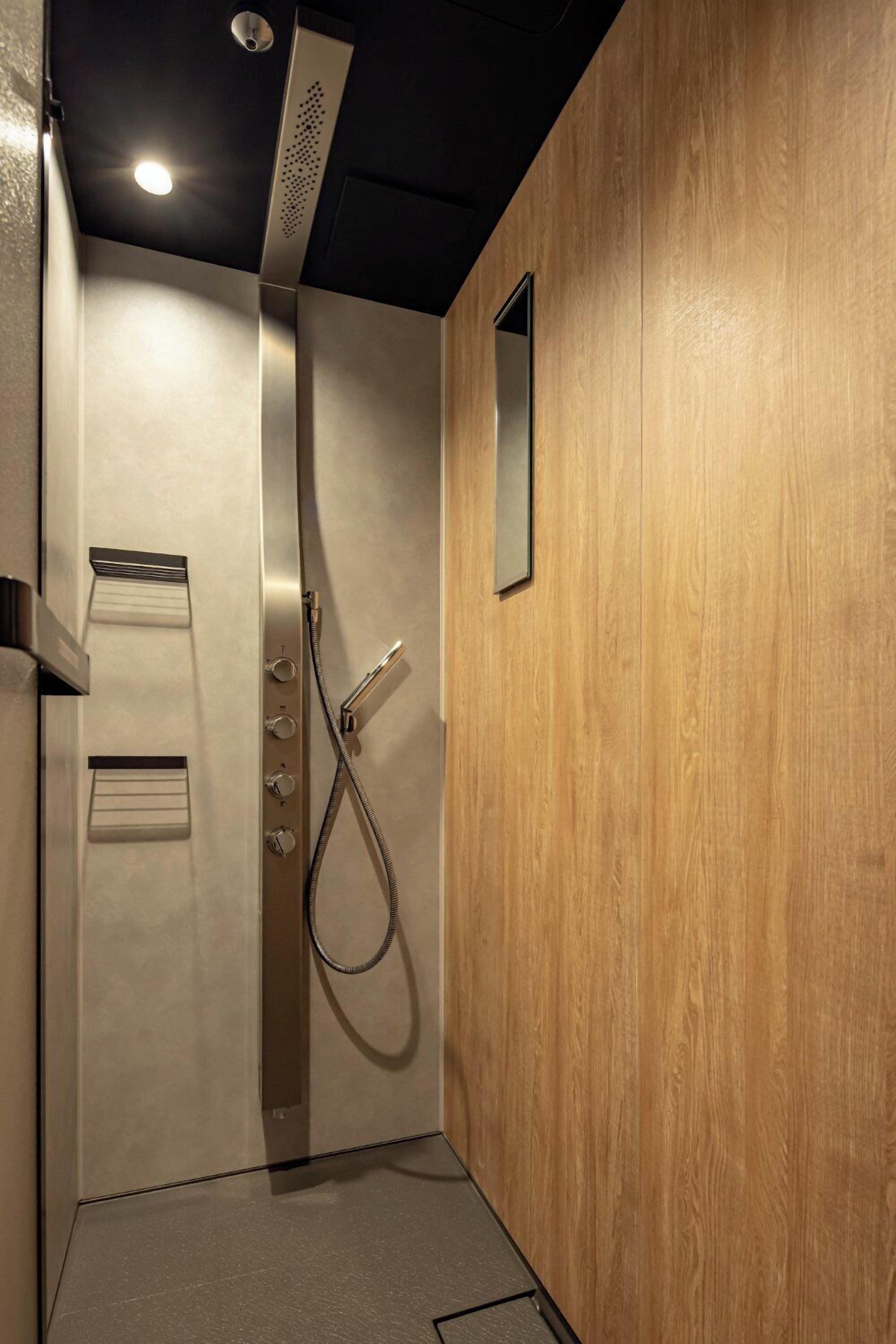 Dusche, kostenlose Toilettenartikel, Haartrockner