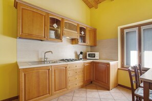 Jääkaappi, mikroaaltouuni, liesi, kahvin-/teenkeitin