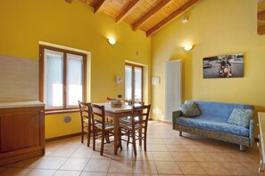 TV - 'Residence Appartamento Parigi' with Mountain View, Garden & Wi-Fi (Civate)