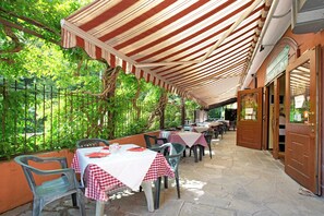 Outdoor dining - 'Residence Appartamento Parigi' with Mountain View, Garden & Wi-Fi (Civate)