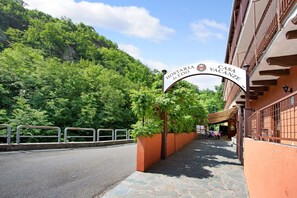 Property grounds - 'Residence Appartamento Parigi' with Mountain View, Garden & Wi-Fi (Civate)