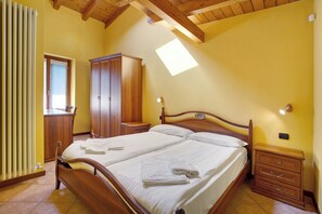 2 bedrooms, iron/ironing board, free WiFi, bed sheets - 'Residence Appartamento Parigi' with Mountain View, Garden & Wi-Fi (Civate)