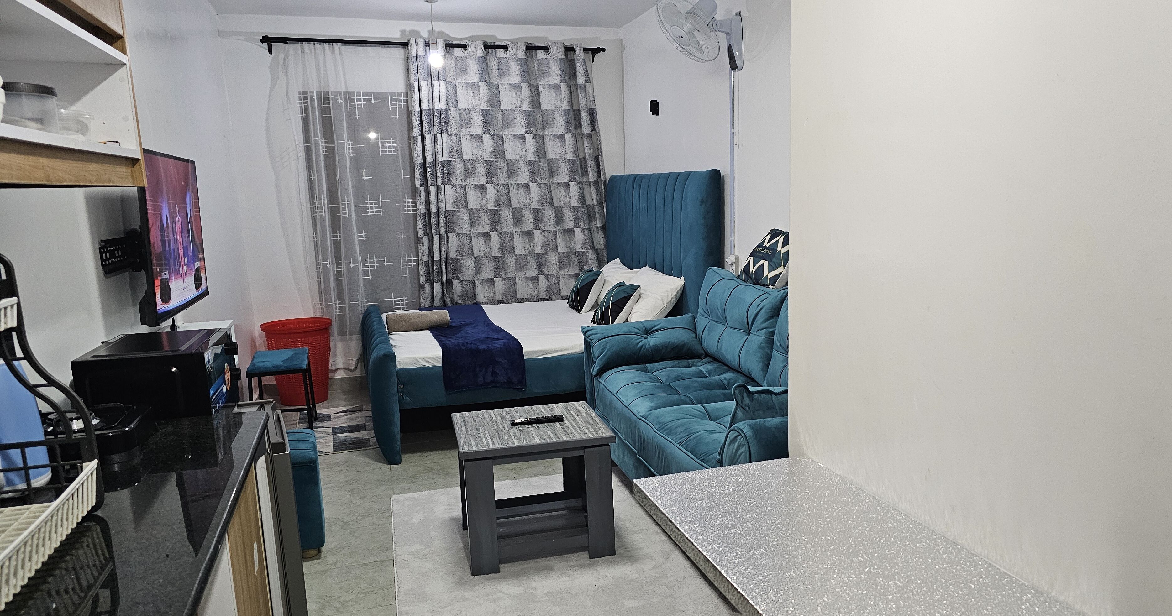 Perusstudio, 1 parisänky | Ylelliset vuodevaatteet, yksilöllisesti kalustettu, työpöytä