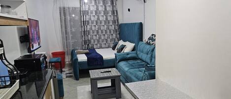 Basic-Studio, 1 Doppelbett | Hochwertige Bettwaren, individuell eingerichtet, Schreibtisch