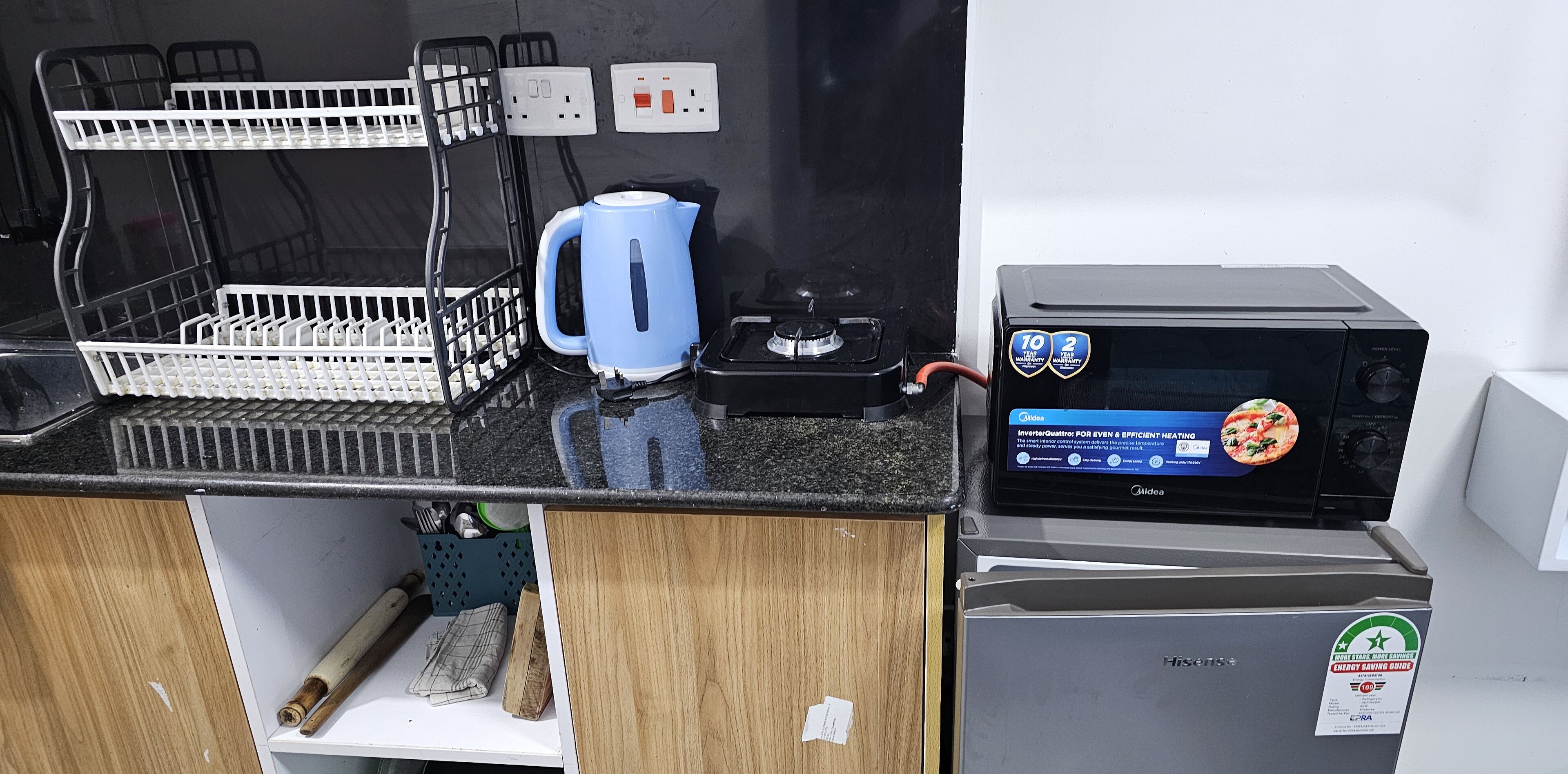 Jääkaappi, mikroaaltouuni, liesi, leivänpaahdin