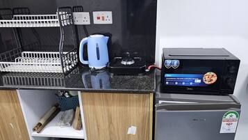 電冰箱、微波爐、爐台、烤麵包機
