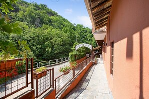 Property grounds - 'Residence Appartamento Londra' with Mountain View, Balcony & Wi-Fi (Civate)