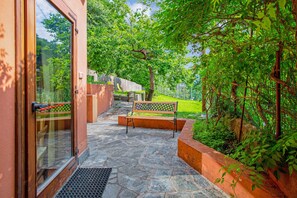 Terrace/patio - 'Residence Appartamento Londra' with Mountain View, Balcony & Wi-Fi (Civate)