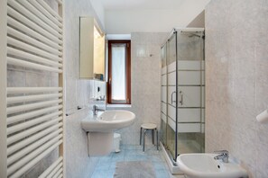 تجهيزات دش، مجففات شعر، مناشف