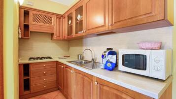 Frigorifero, microonde, piano cottura, macchina per tè/caffè