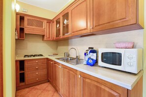 Réfrigérateur, micro-ondes, plaque de cuisson, cafetière/bouilloire