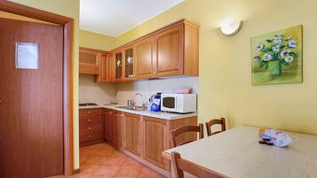 Réfrigérateur, micro-ondes, plaque de cuisson, cafetiÚre/bouilloire