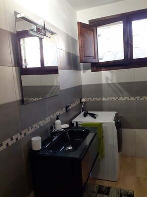 Regadera, secadora de cabello, bidet, toallas 