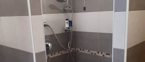 Dusche, Haartrockner, Bidet, Handtücher