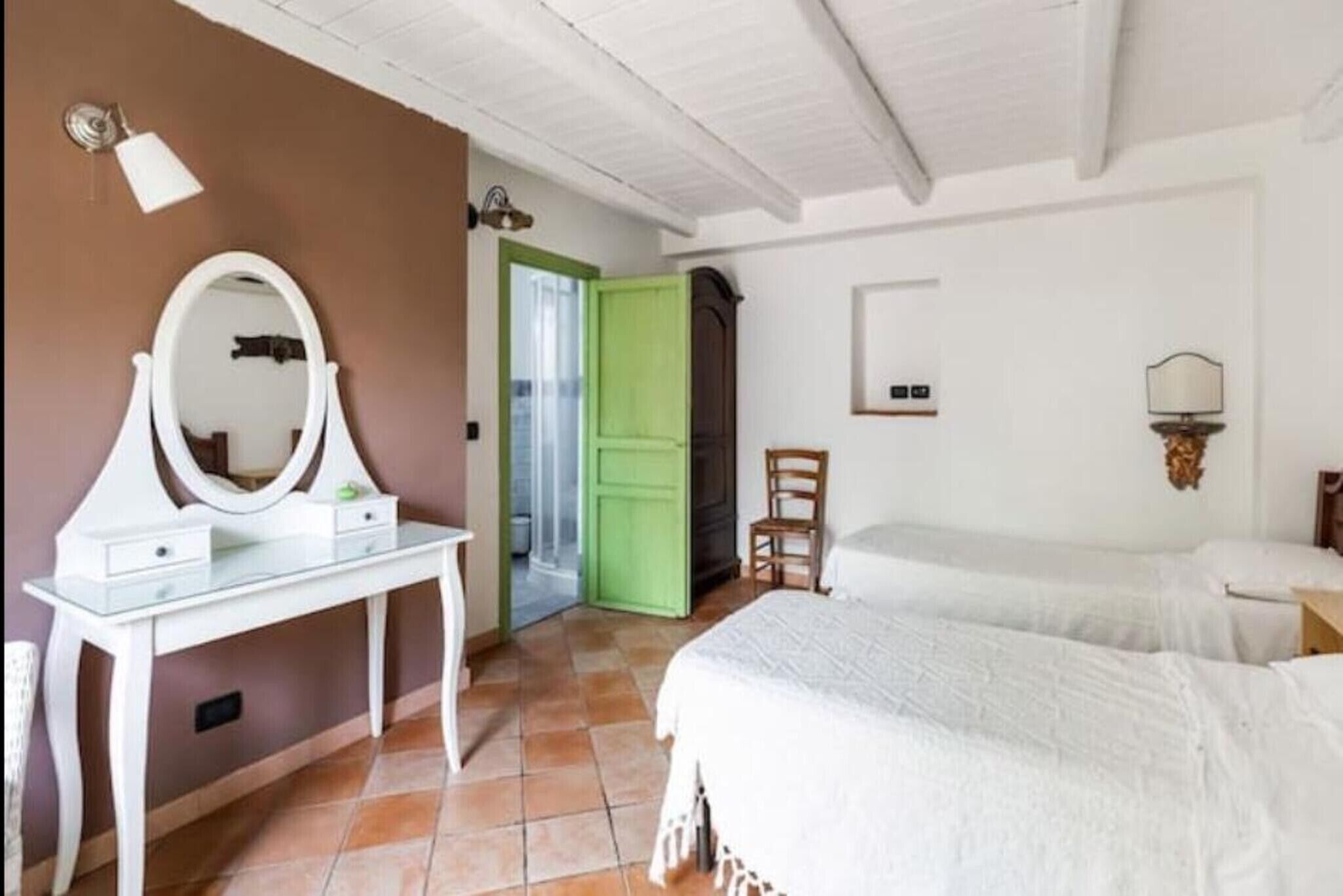 4 makuuhuonetta, työpöytä, silitysrauta/-lauta, ilmainen Wi-Fi