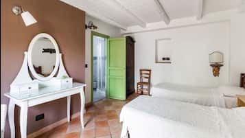 4 bedrooms, desk, iron/ironing board, free WiFi