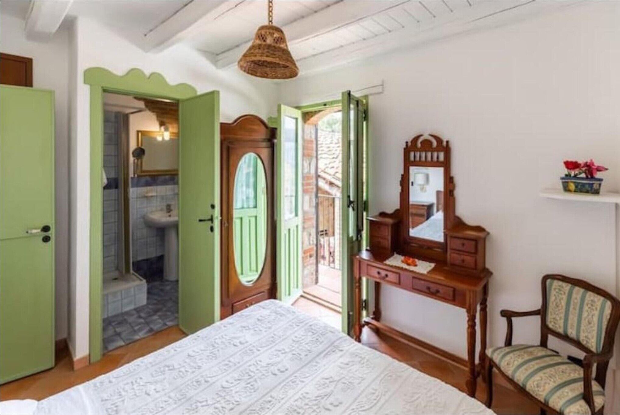4 bedrooms, desk, iron/ironing board, free WiFi