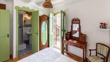 4 bedrooms, desk, iron/ironing board, free WiFi
