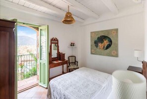 4 bedrooms, desk, iron/ironing board, free WiFi