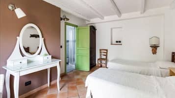 4 slaapkamers, een bureau, een strijkplank/strijkijzer, gratis wifi