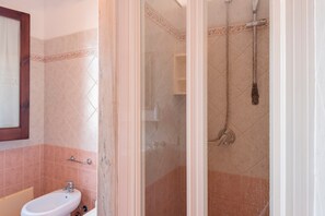 Dusche, kostenlose Toilettenartikel, Haartrockner, Handtücher