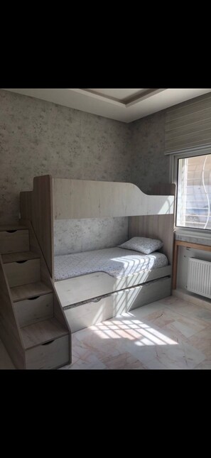 2 habitaciones, tabla de planchar con plancha, wifi y ropa de cama 