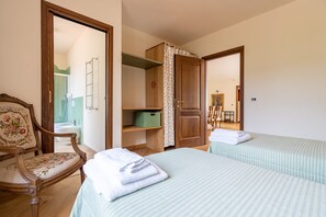3 bedrooms, iron/ironing board, free WiFi, bed sheets - Lavanda Apartment with Mountain View, Terrace, Shared Seasonal Pool and Wi-Fi (Garlenda)