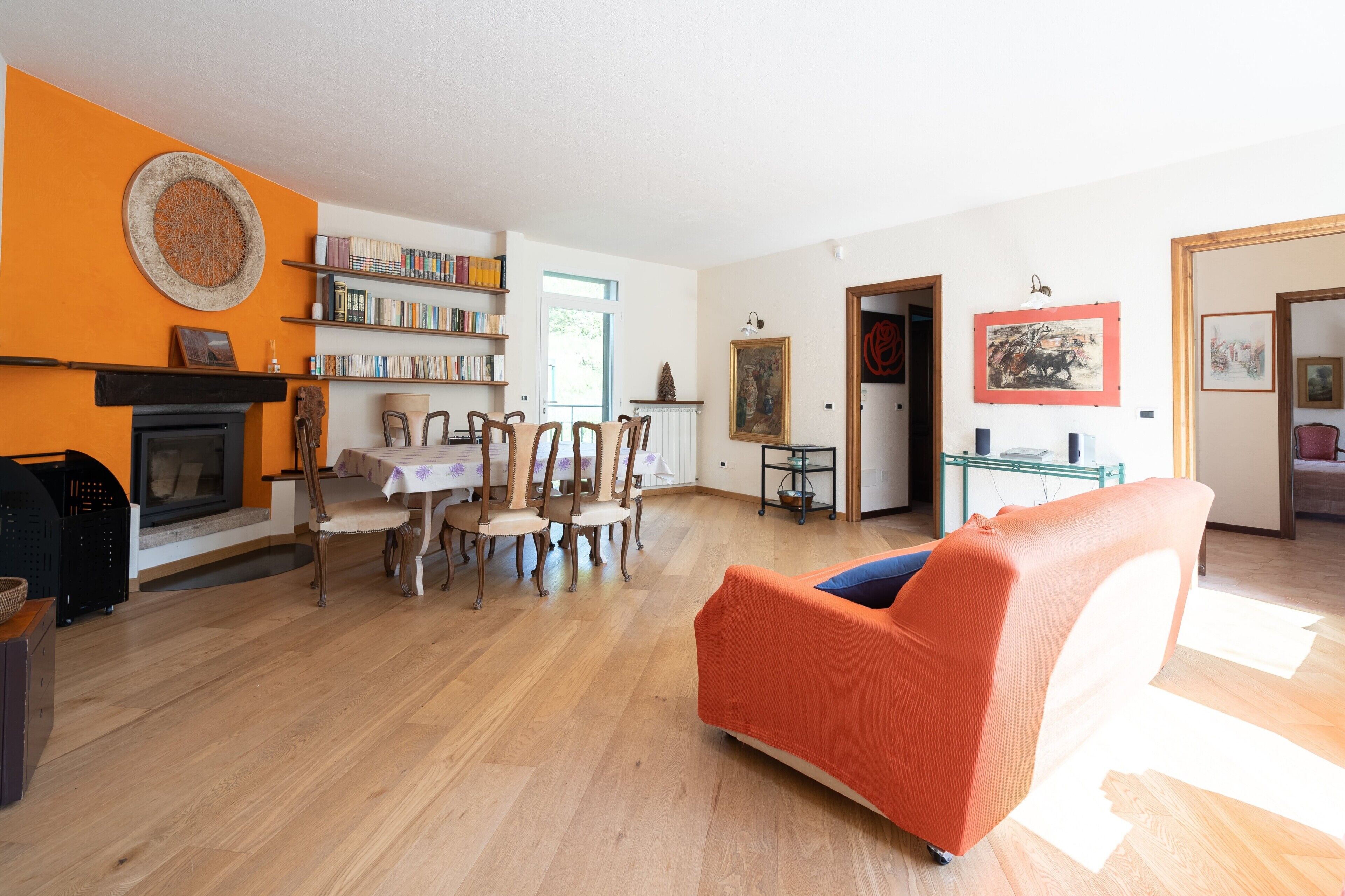 TV, tavolo da ping pong, impianto stereo