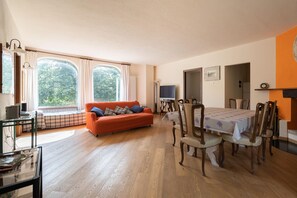 TV, fireplace, stereo