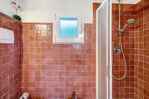 Douche, sèche-cheveux, serviettes fournies