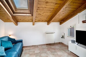 TV, ping pong - Apartment Rosmarino with Mountain View, Garden, Shared Pool and Wi-Fi (Garlenda)