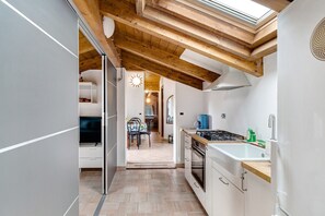 Frigorifero, microonde, forno, piano cottura