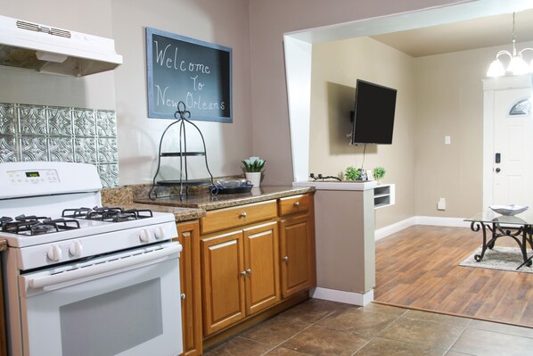 Fridge, microwave, oven, stovetop - Cozy 2 Bedroom Apartment In Uptown New Orleans (New Orleans)