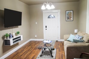 Smart TV - Cozy 2 Bedroom Apartment In Uptown New Orleans (New Orleans)