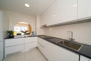 冰箱、微波炉、烤箱、炉灶