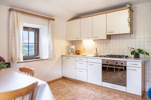 Refrigerador, horno, parrilla de estufa y cafetera y tetera 