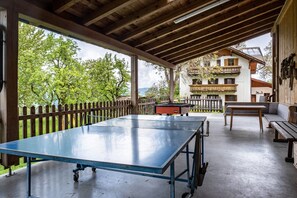 Outdoor dining - Apartment 'Stablerhof - Löwenzahn' with Mountain View, Garden & Wi-Fi (Cornedo all' isarco)