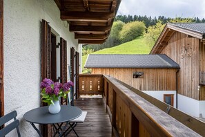 Outdoor dining - Apartment 'Stablerhof - Löwenzahn' with Mountain View, Garden & Wi-Fi (Cornedo all' isarco)