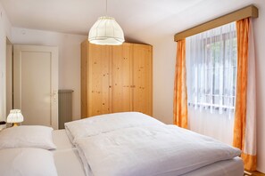 2 bedrooms, iron/ironing board, free WiFi, bed sheets - Apartment 'Stablerhof - Löwenzahn' with Mountain View, Garden & Wi-Fi (Cornedo all' isarco)