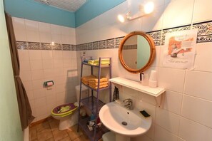 Douche, sèche-cheveux, serviettes fournies